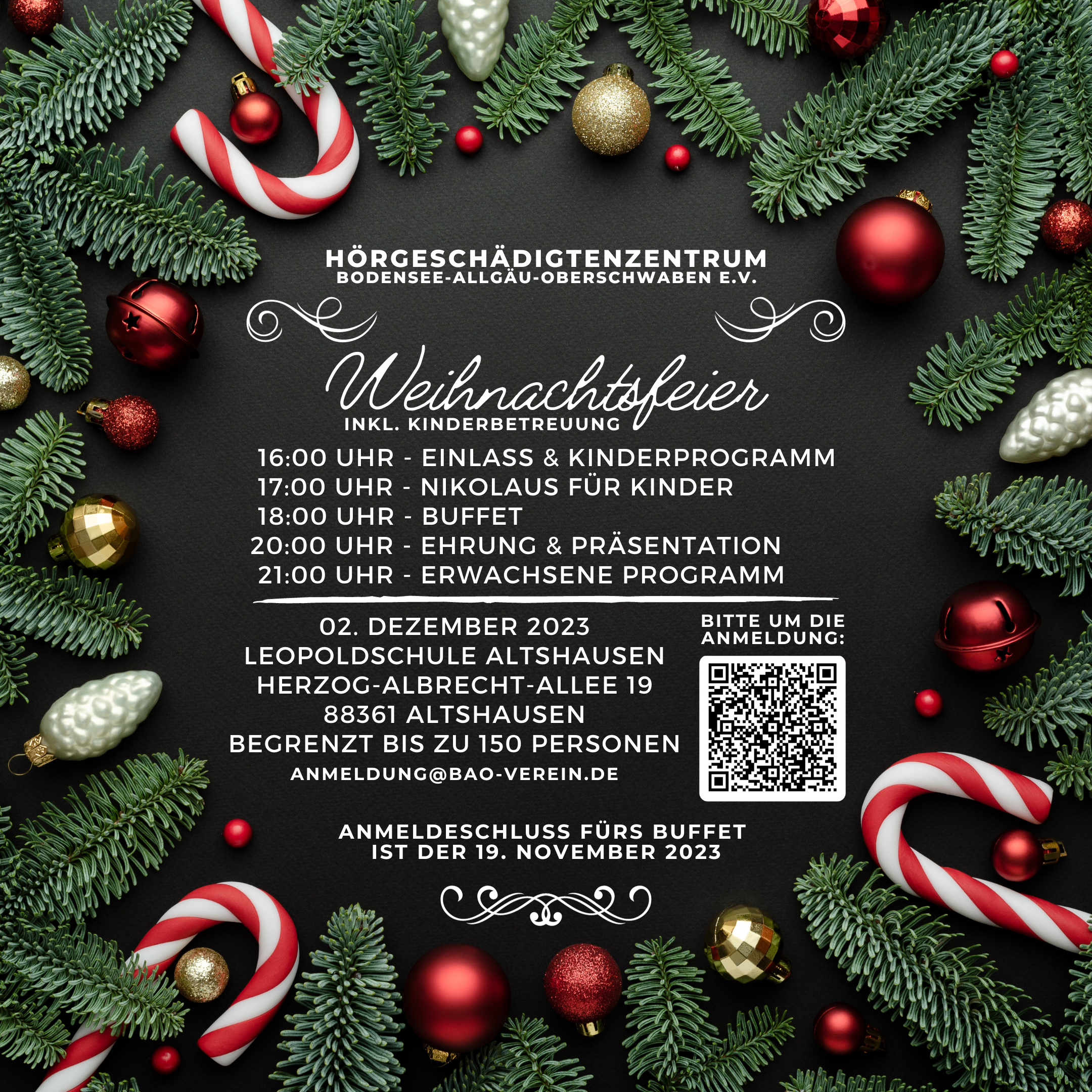 Ein Weihnachtsfeier Programm mit Zuckerstangen und Ornamenten